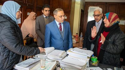 رئيس جامعة طنطا يتفقد سير أعمال الامتحانات بكليتى الحقوق والهندسة