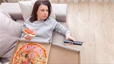 الأكل العاطفي.. ما مشكلته وكيف تتجنبه؟