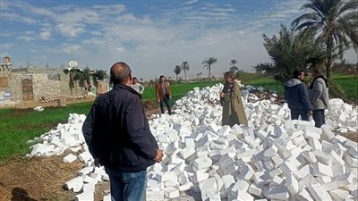 إزالة 6 حالات تعد على الأراضي الزراعية وأملاك الدولة بقرية تله بالمنيا