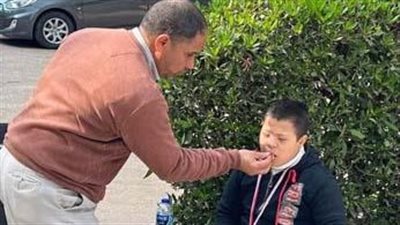 صورة تخطف قلوب المصريين.. معلم يطعم طفلًا ذوي همم