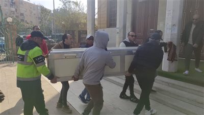 انهيار ريم البارودي في جنازة والدها (صور)