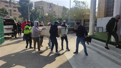 زينة تساند ريم البارودي في جنازة والدها (صور)