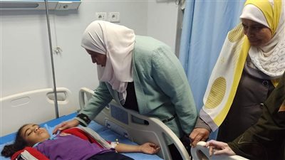 غادة أبو زيد تزور الطلاب والمصابين فى حادث أسوان