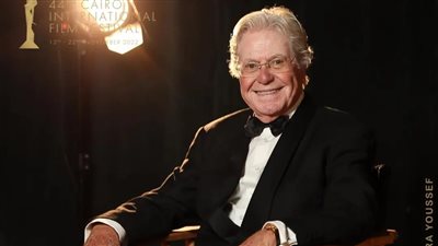 حسين فهمي يفتتح سوق الصناعة ضمن فعاليات مهرجان القاهرة السينمائي