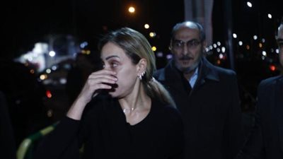 وصول ريم البارودي إلى مسجد «الصديق» لتلقي عزاء والدها (صور)