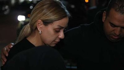 انهيار ريم البارودي في عزاء والدها (صور)