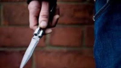 لأسباب غامضة.. صيدلي يطعن سيدة أثناء سيرها في الشارع بالعجوزة 