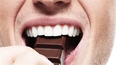 العلماء يكتشفون السر العلمي وراء ذوبان الشوكولاتة في الفم