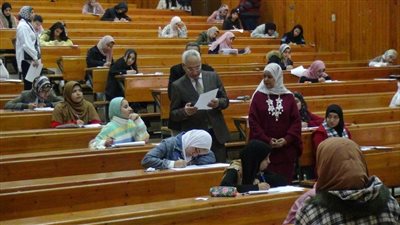 رئيس جامعة المنيا يتفقد لجان امتحانات 5 كليات ويؤكد توفير الهدوء للطلاب 