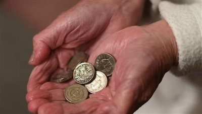 دراسة: 50% من الآباء الذي يهبون المال لأبنائهم يشترطون هذا الأمر!