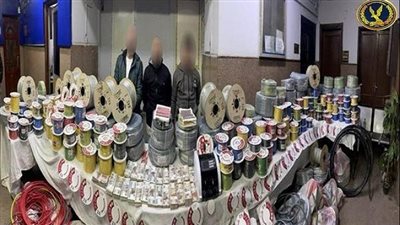 ضبط مخزن لتقليد علامات تجارية ووضعها على كلابلات وأسلاك مُقلدة في عابدين