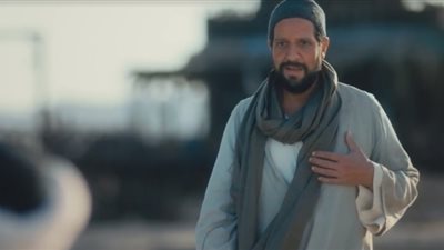 أحمد أمين داخل 