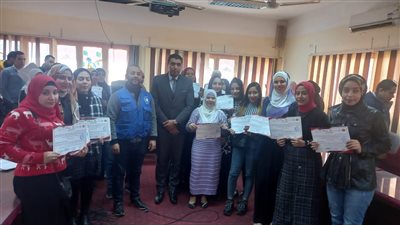 القوى العاملة تسلم شهادات خريجي7 دورات تدريبية بالتعاون مع 