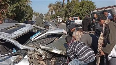 إصابة 3 أشخاص في حادث انقلاب سيارة ملاكي على الطريق بسوهاج| صور