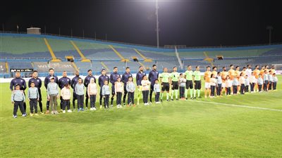 دخول مصابي الحروق مع لاعبي بيراميدز وفاركو ملعب استاد 30 يونيو