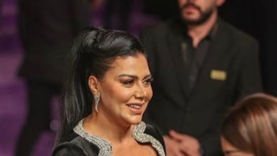 رانيا يوسف بفستان محتشم في Joy awards.. وتعلق: «بقالي يومين مباكلش»