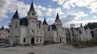 برج البابس.. مدينة سكنية فخمة تحولت إلى قلعة أشباح!