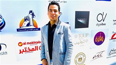 مذيع الشارع يتشابك مع المواطنين فى أسوان.. وما هو لغز 100 جنيه؟ 