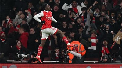 أرسنال يحافظ على الصدارة بفوز قاتل على مانشستر يونايتد.. ومانشستر سيتي يلاحقه 
