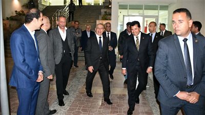 وزير الرياضة يصطحب عددًا من رؤساء الجامعات فى جولة داخل نادى النادى 