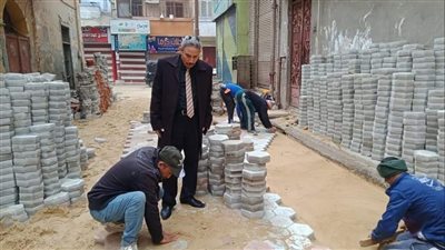 استكمال أعمال الرصف وتركيب إنترلوك بالشوارع الفرعية بمركز أبوقرقاص بالمنيا