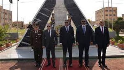 محافظ الدقهلية يضع إكليل الزهور على النصب التذكاري للشهداء