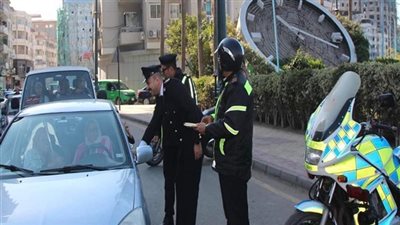 ضباط الشرطة يوزعون ورود وشيكولاتة على الأهالي والمارة في دمياط