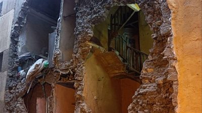 كسر ماسورة مياه يتسبب فى انهيار جزئي داخل منزلين بالمنيا