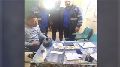 مسعف وسائق يسلمان 100 ألف جنيه لمصاب في حادث بالدقهلية