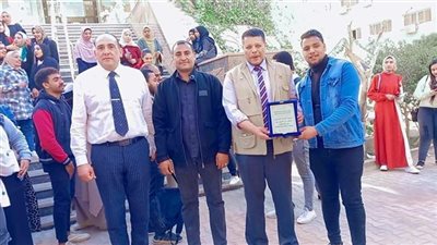 تفاصيل تكريم طلاب تجارة أسوان لعميد الكلية بدرع الوفاء
