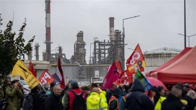 الإضرابات العمالية توقف نقل الوقود من المصافي في فرنسا