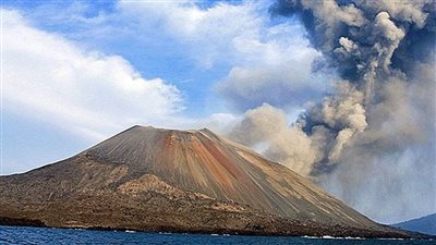ثوران بركاني في أقصى شرق روسيا ينشر سحابة كثيفة من الرماد