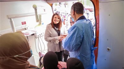 الصحة: تنظيم قافلة طبية للأسنان بحي الأسمرات بمشاركة خبير أمريكي بالخارج 