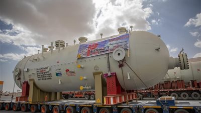 وصول أبراج لتقطير الغاز إلى ميناء الأدبية لنقلها لمجمع غازات الصحراء الغربية