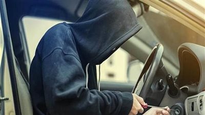 سائق يستخدم حيلة جهنمية لسرقة سيارة في التجمع الأول