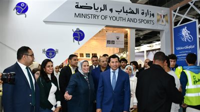 أشرف صبحي يزور جناح وزارة الشباب والرياضة بمعرض الكتاب ويتفقد الأنشطة 