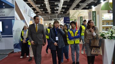 ممثلة الأمم المتحدة بمصر تزور معرض الكتاب وتشيد بمتطوعي الشباب والرياضة