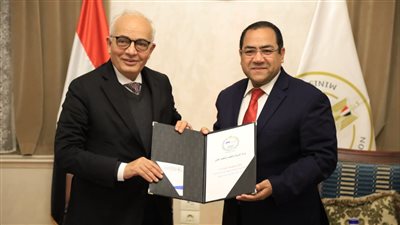 وزير التعليم يتسلم نتيجة مسابقة الـ30 ألف معلم من رئيس «التنظيم والإدارة»