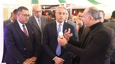 خطة القوى العاملة لتدريب الشباب لضخ عمالة مؤهلة في 27 مصنعًا بالغردقة