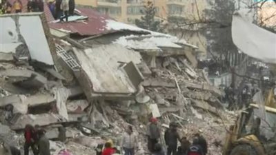 شاهد لقطات ترصد حجم الدمار وعمليات الإنقاذ بعد الزلزال المدمر بتركيا