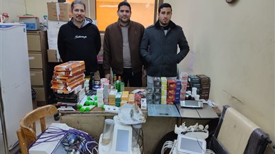 ضبط شخص ينتحل صفة طبيب وأدوية مجهولة المصدر ببني مزار.. صور 