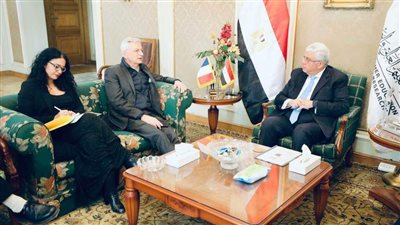وزير التعليم العالي يلتقي سفير فرنسا بالقاهرة لبحث التعاون المشترك بين البلدين