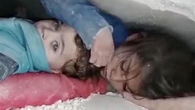 زلزال تركيا وسوريا.. فتاة ترفض إنقاذها من الأنقاض إلا بعد نجدة شقيقها 