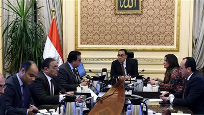 رئيس مجلس الوزراء يتابع مع وزير الصحة جهود النهوض بالرعاية الصحية