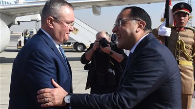 رئيس مجلس الوزراء يستقبل نظيره الروماني بمطار القاهرة