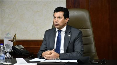 وزير الشباب والرياضة يلتقي رئيس الجامعة البريطانية بالقاهرة