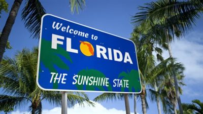 ولاية فلوريدا تتبنى قانونا يسمح بنقل مهاجرين إلى ولايات أخرى
