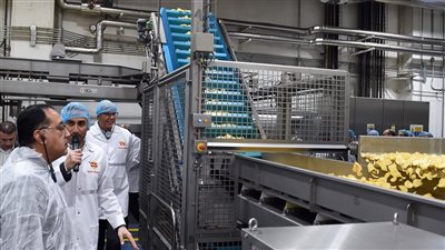 رئيس الوزراء يتفقَّد خط إنتاج شركة شيبسي الجديد