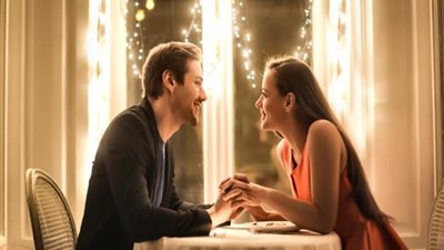 خبيرة عاطفية تكشف عن تغييرات بسيطة تجعلك سوبر مان في اللقاءات العاطفية