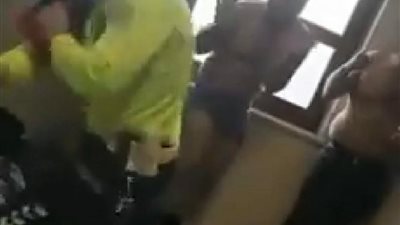 ضابط تركى يجرد أشخاصا من ملابسهم حاولوا سرقة شاحنة مساعدات لضحايا الزلزال 